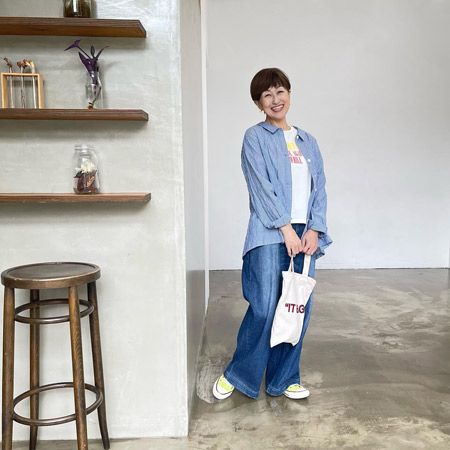 夏に着倒したTシャツに、シャツはおりで新鮮さを