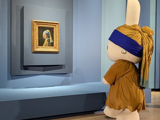 内覧会にて。作品を鑑賞するミッフィー マウリッツハイス美術館 (C)Mauritshuis, The Hague