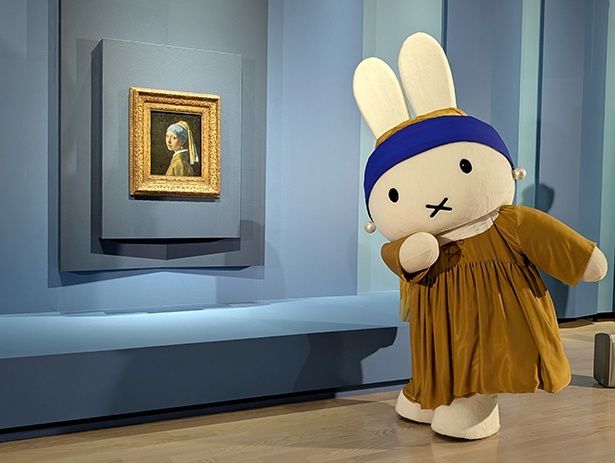 内覧会にはフェルメールと同じオランダ生まれで、同展のアンバサダーミッフィーも、少女と同じ衣装で登場
