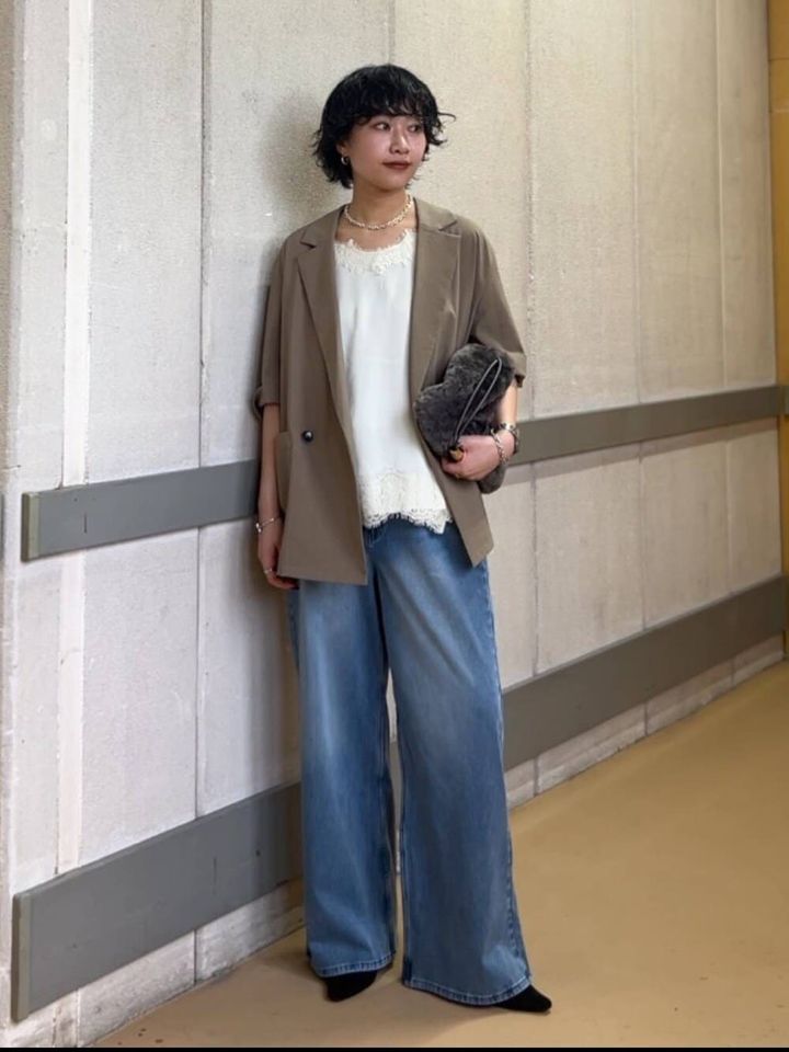 脚が長く見える効果のあるデニムに、半袖ジャケットを羽織って 出典：WEAR