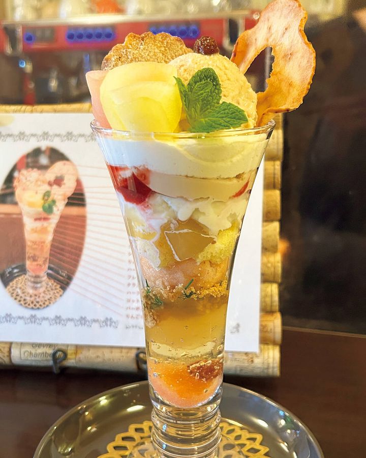 下落合〈カフェ クーポラ・メジロ〉花月に実るりんごパフェ
