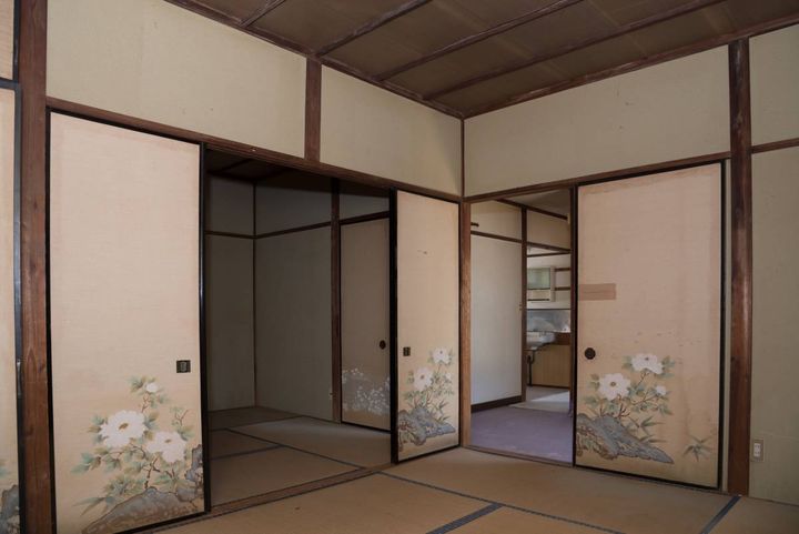 花柄の襖が並ぶ、古い家の和室