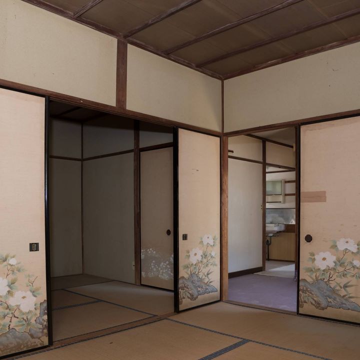 花柄の襖が並ぶ、古い家の和室