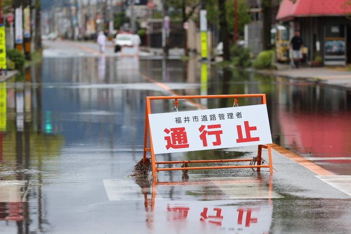 大雨により冠水した道路（8月30日、福井市、時事通信フォト）