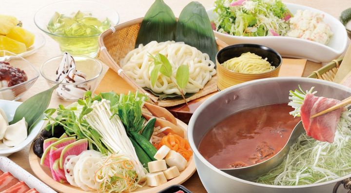 うどんや野菜、デザートが並ぶしゃぶしゃぶセット