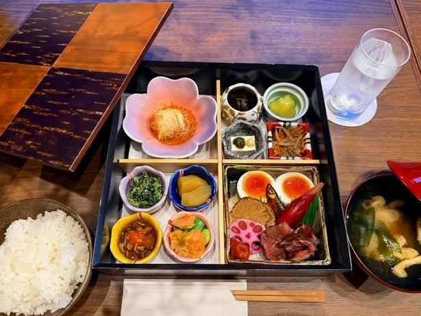 秋田の地で育まれた銘柄牛「秋田牛」をローストビーフに仕立て、ランチセット「和のゐの玉手箱」 の主役に