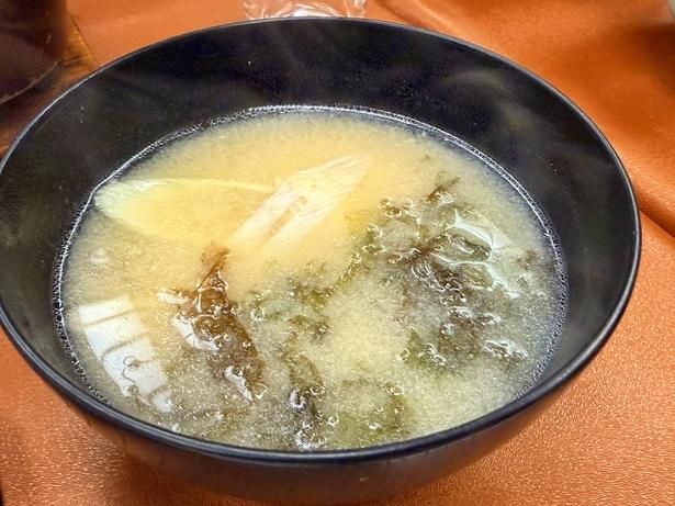 新鮮な魚介類のダシがきいた格別な味わいが楽しめる石焼で作った味噌汁