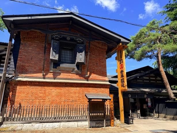 安藤醸造本店は、明治から変わらない建物で町家造りの名残が見られる
