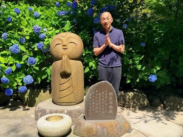 副住職の古仲宗雲さんが1株の青い紫陽花から挿し木しながら現在の姿に