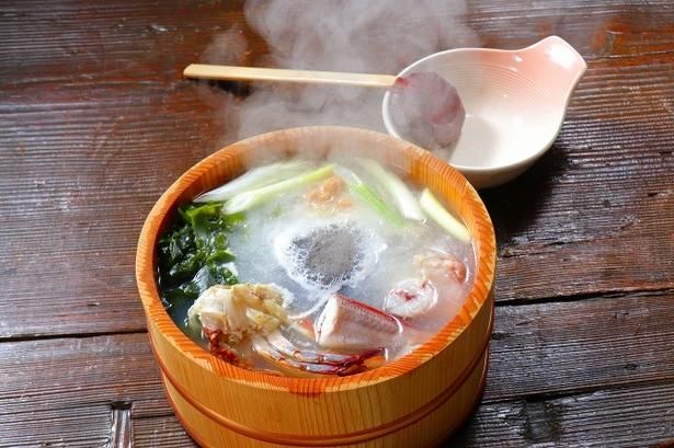 男鹿の名物「石焼料理」をはじめとする秋田の郷土料理が並ぶ