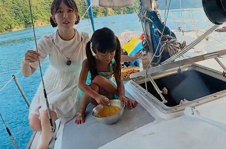 【写真・画像】“船上生活一家”美人ママ（30）のビジュアルに驚きの声「若いー！」「めちゃくちゃ可愛い！」 2枚目