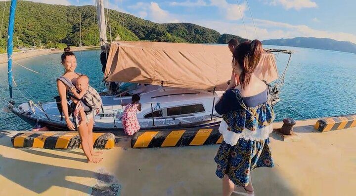 【写真・画像】“船上生活一家”美人ママ（30）のビジュアルに驚きの声「若いー！」「めちゃくちゃ可愛い！」 2枚目