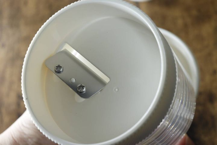 かき氷機本体の底にある氷を削る金属製の刃