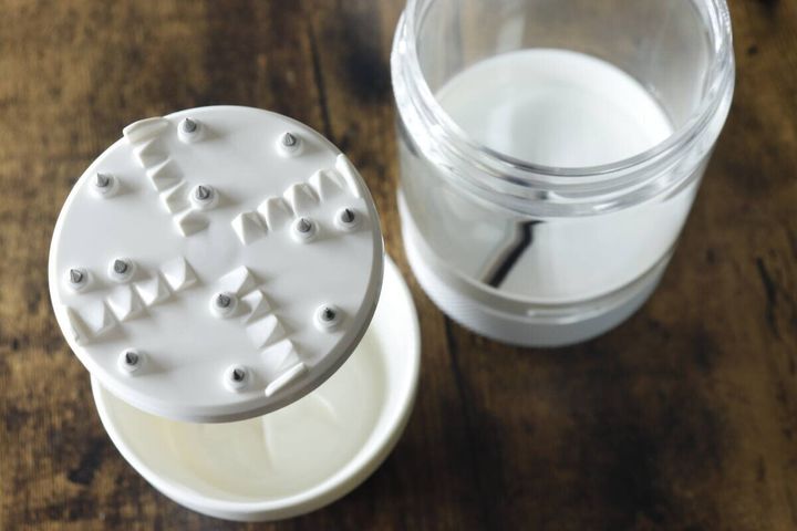 かき氷機の氷おさえ板と氷を入れる本体部分