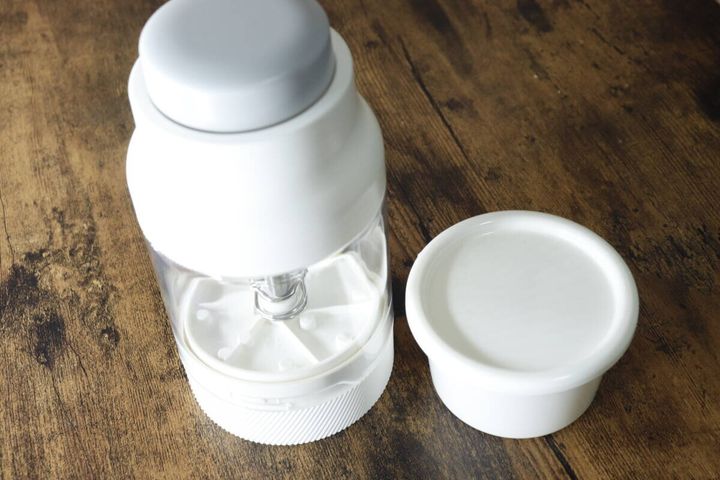 ダイソーかき氷機本体と付属の白い製氷カップ