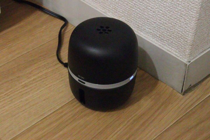 フローリングの床に置かれ青いランプが点灯するマモルーム