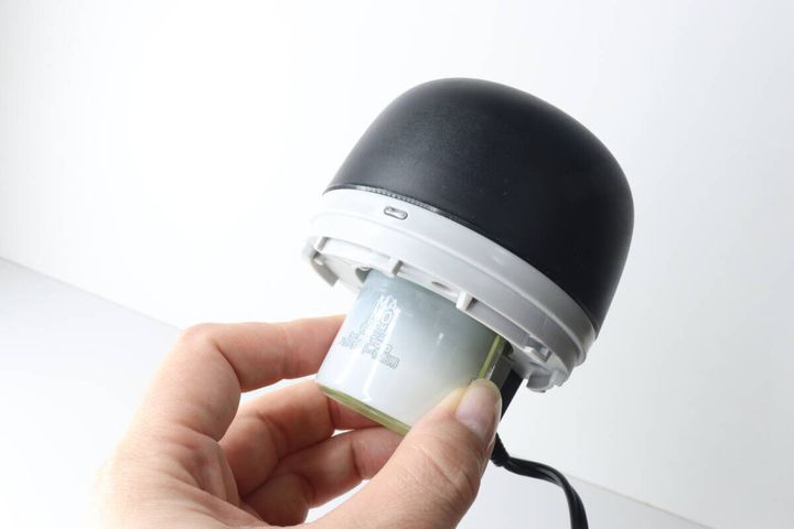 女性の手がマモルーム本体にカートリッジを差し込んでいる