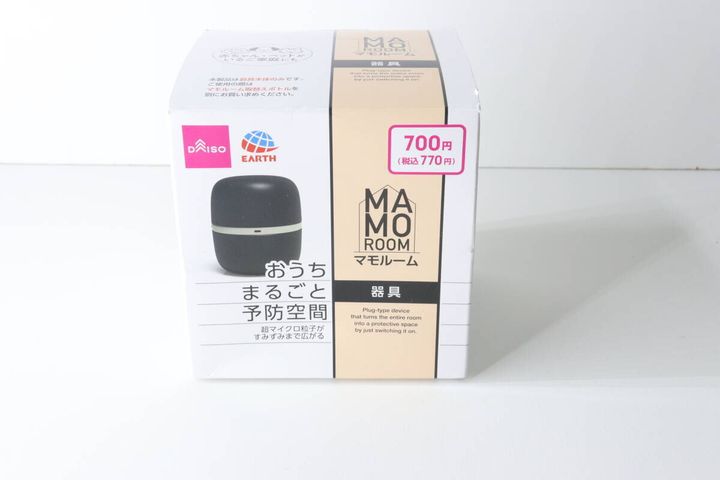 白い背景に置かれたアース製薬マモルーム器具のパッケージ