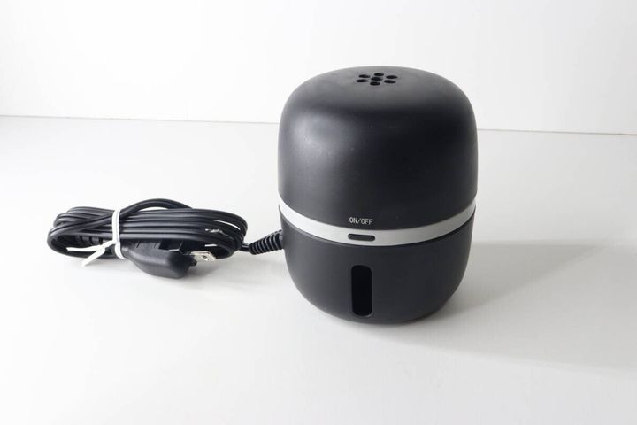 白い背景に置かれた黒いマモルーム本体と電源コード