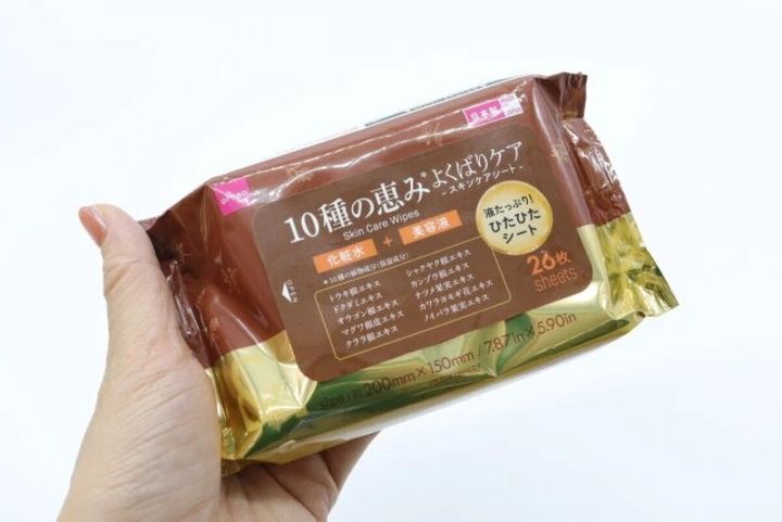 スキンケアシートのパッケージを手に持つ様子