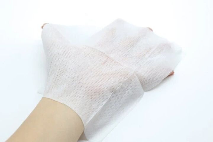 広げたスキンケアシートを両手で持っている様子