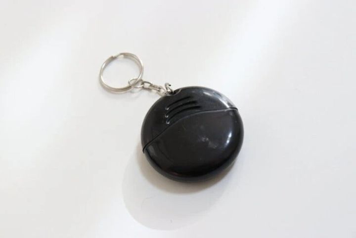 白い背景に置かれた黒い丸いキーホルダー型ドライバー