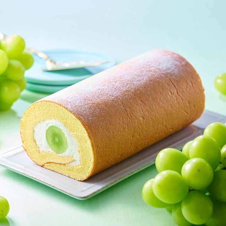 シャインマスカットが丸ごと入ったロールケーキとぶどう