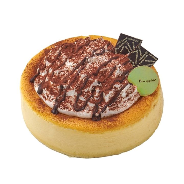 チョコソースとココアパウダーがかかった丸いスフレチーズケーキ