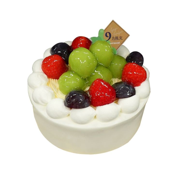 9月限定のぶどうと苺が飾られた白いデコレーションケーキ