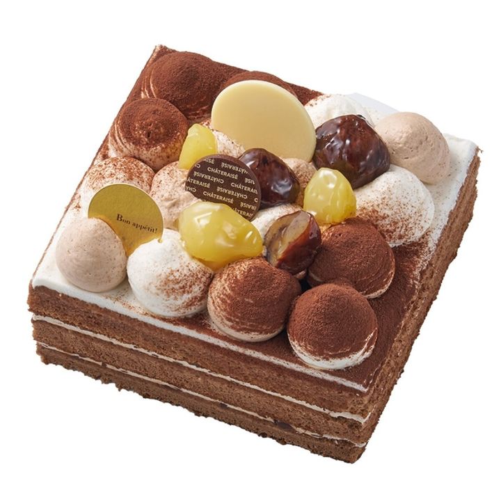 渋皮栗と黄栗が飾られた四角いチョコレートケーキ