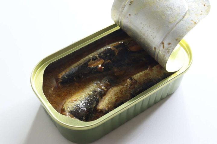 開封されたいわし醤油煮缶詰の中身を上から