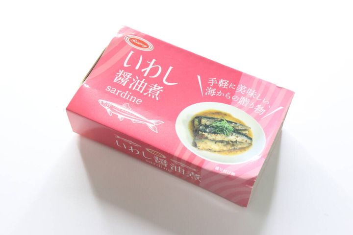 赤いパッケージのダイソーいわし醤油煮缶詰を斜めから