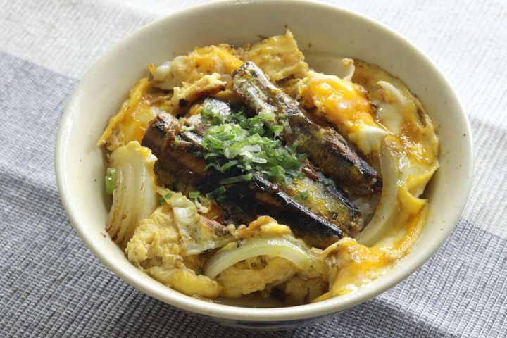 刻みネギを添えたいわしと卵とじの丼