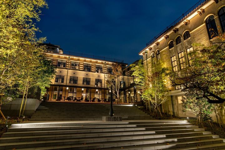夜にライトアップされたザ・ホテル青龍 京都清水の外観