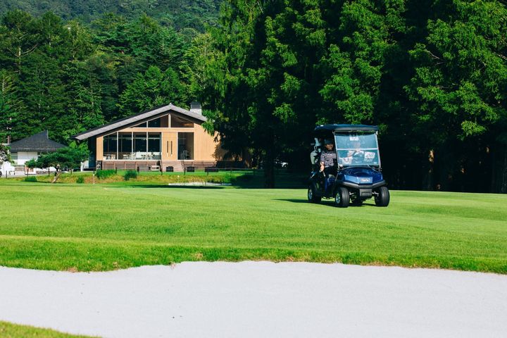 晴山ゴルフ場のコースとクラブハウス