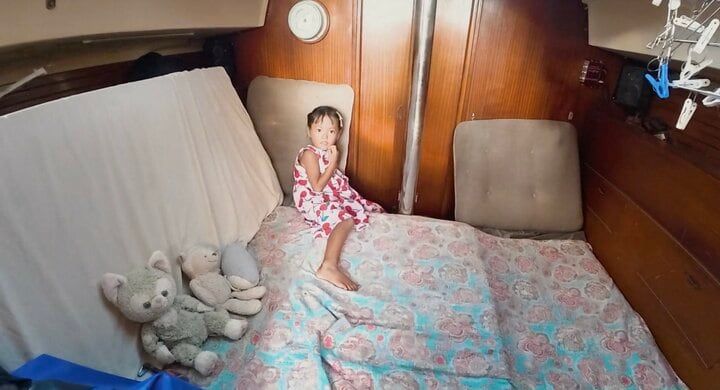 【写真・画像】“奄美大島の船上生活一家”の自宅ボートを公開「ここで4歳の娘が勉強しています」衝撃の船内に驚きの声「赤ちゃんがハイハイする場所がない！」 2枚目
