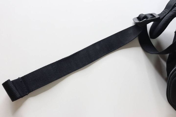 長く余ってプラプラしているリュックの黒い調節ヒモ