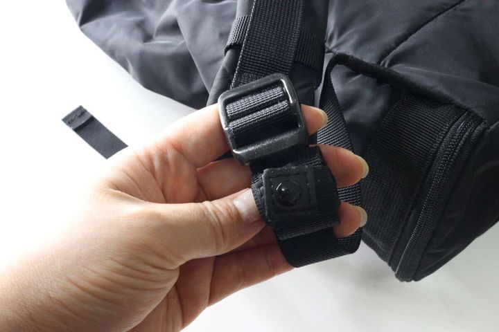 固定バンドでリュックの調節ヒモがすっきりとまとめられている