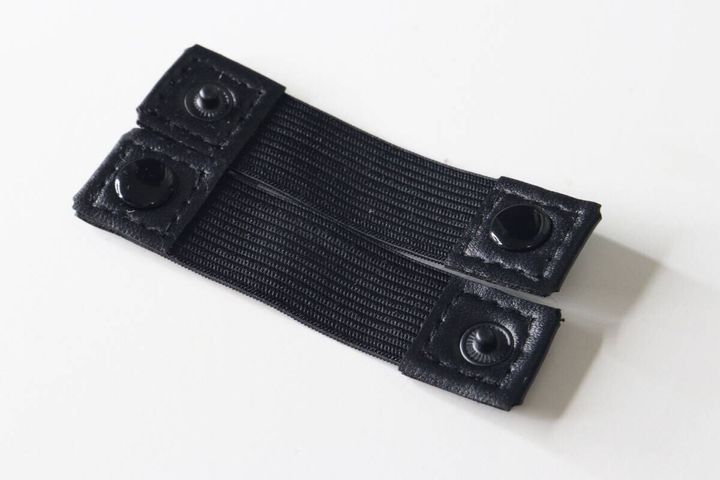 黒い固定バンドが2個並べられており、スナップボタンが見える