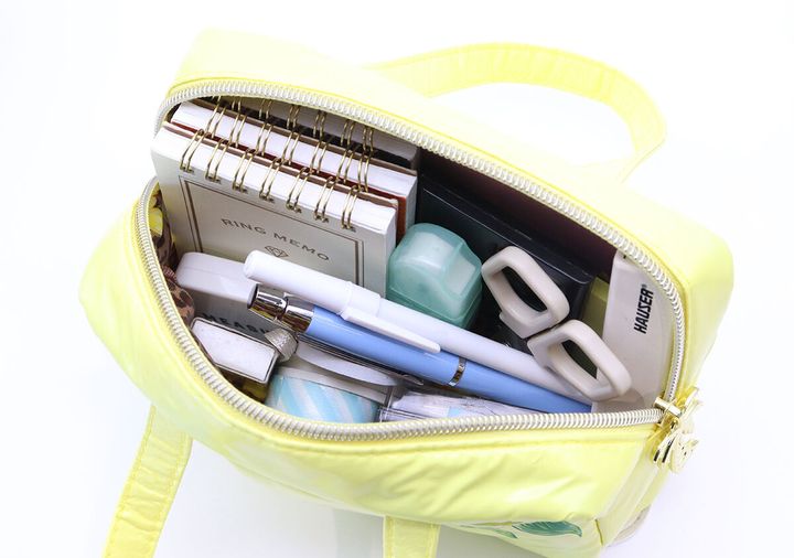 ロコネイルポーチにペンやメモ帳などの文房具が収納されている様子