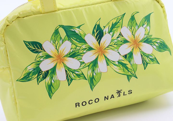 ポーチに描かれたプルメリア柄とROCO NAILSロゴのアップ
