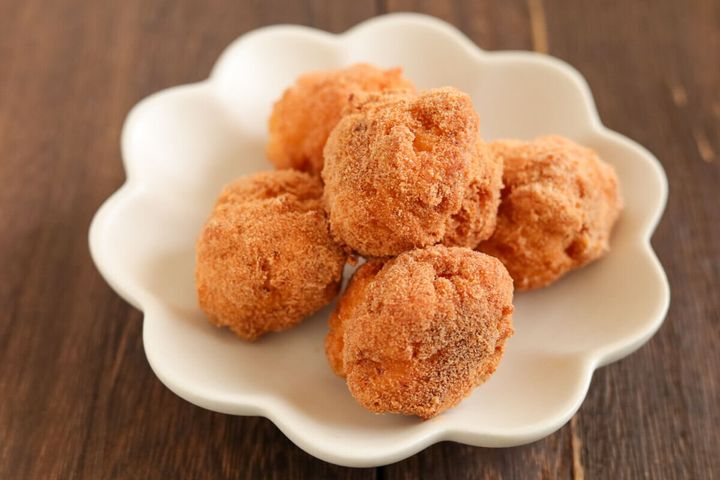 白い花形の皿に盛り付けられたきなこドーナツ