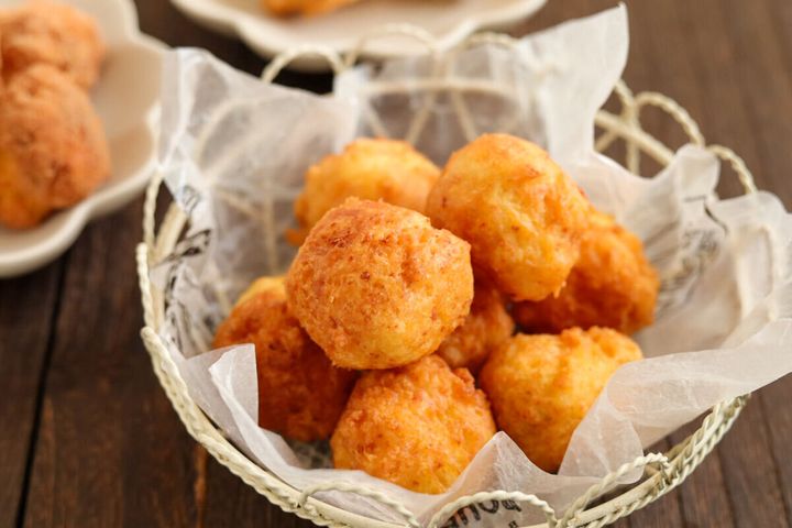 バスケットに盛り付けられたプレーンな豆腐ドーナツ
