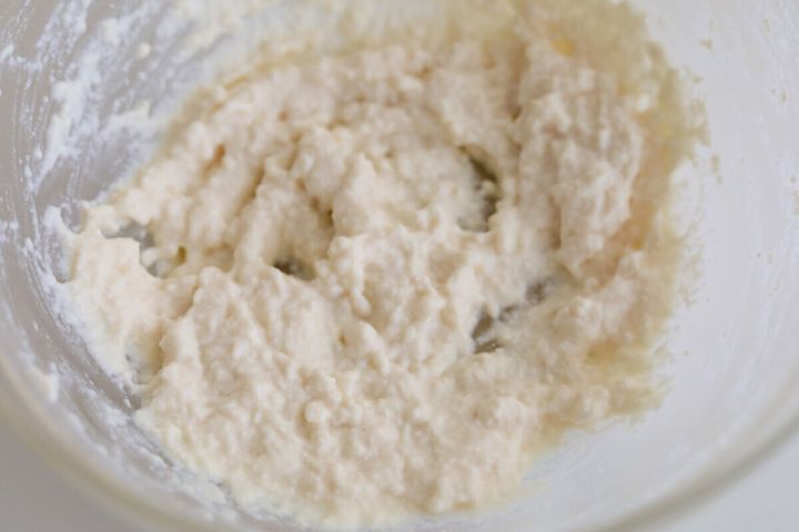 ボウルに入ったなめらかに混ぜられた絹ごし豆腐