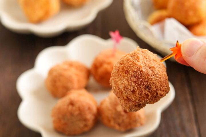 きなこドーナツをピックでつまみ上げている手元