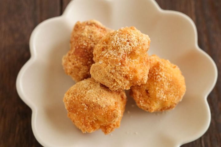 白い花形の皿に盛り付けられたシナモンドーナツ