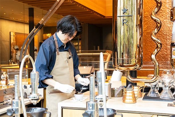 カッピングするバリスタ。通常店舗では見られない、ここならではの体験だ