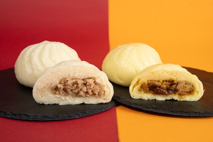 「極旨 黒豚まん」（左）と「極旨 黒豚まんカレー」