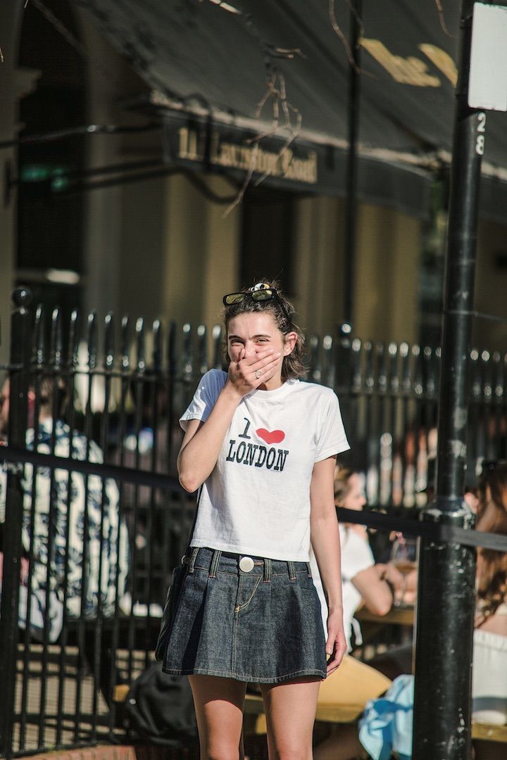 オシャレに決まるスーベニアTシャツ。ロンドンガールのシンプルコーデ
