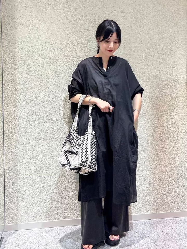 「オールブラック＆透け感」で引き締めて